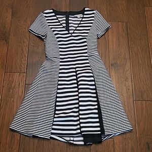 💥3for$12💥 Banana Republic women's striped dress with flared skirt size 4